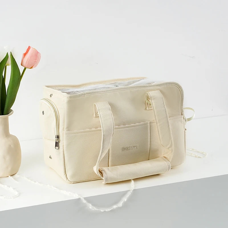 Les animaux sortent et emballent les chiots. Les sacs portables à une épaule conviennent aux chats et aux petits chiens à porter à l'extérieur plutôt qu'aux ours.