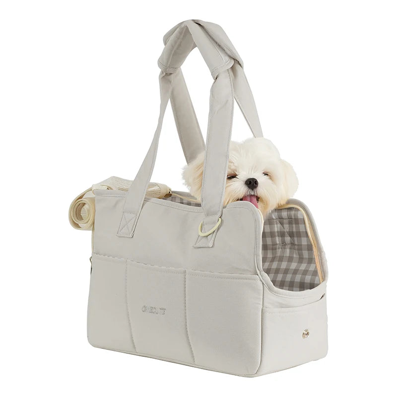 Les animaux sortent et emballent les chiots. Les sacs portables à une épaule conviennent aux chats et aux petits chiens à porter à l'extérieur plutôt qu'aux ours.